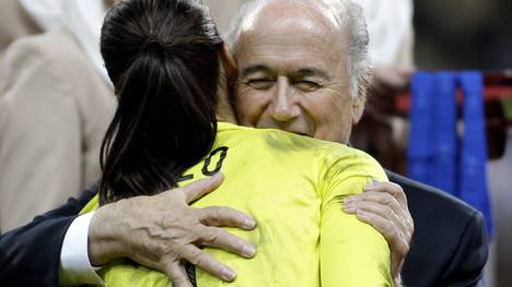 Bei der Siegerehrung nach dem Finale der Frauen-WM 2011 in Deutschland hatte Sepp Blatter (h.) Hope Solo bereits an seine Brust gedrückt