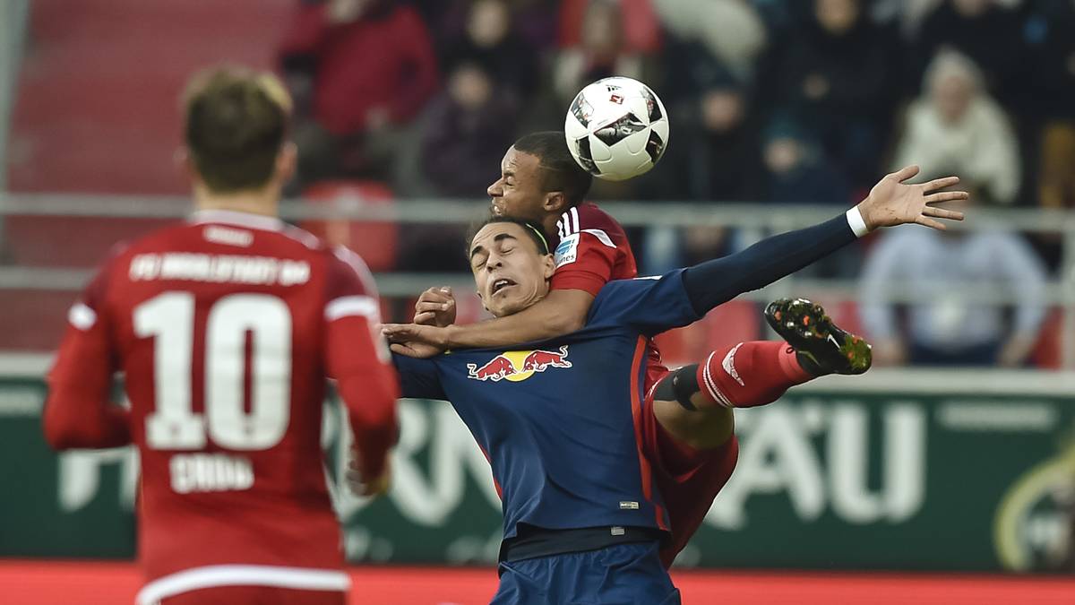 Auch, weil sich die Leipziger kaum durchsetzen können - wie in dieser Szene Yussuf Poulsen