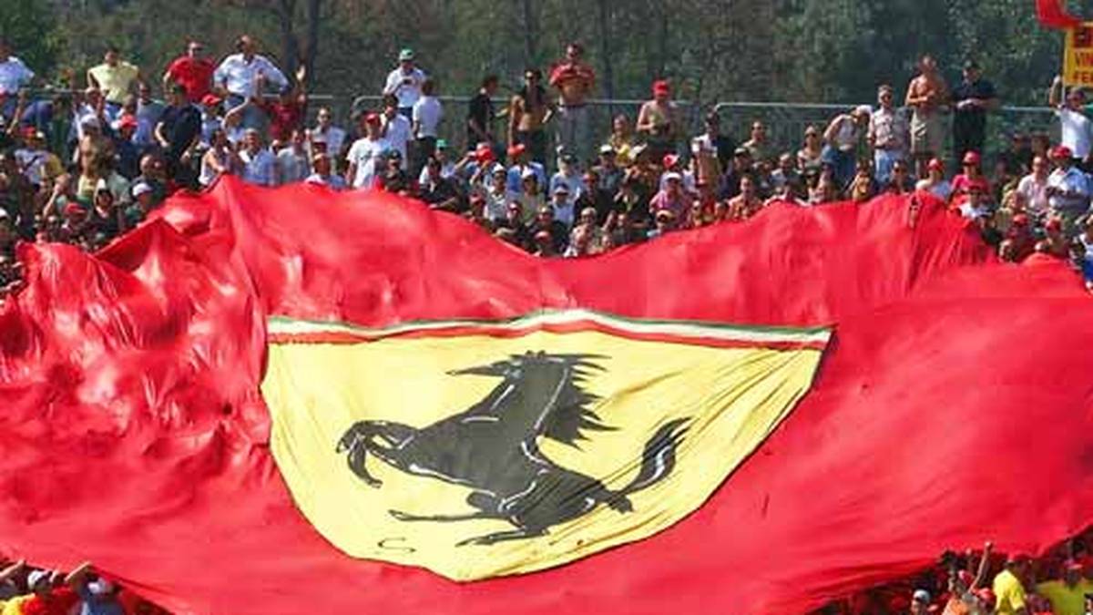 Der Große Preis von Italien ist seit jeher das Heimspiel für Ferrari. Die Marke mit dem springenden Pferd ist im Königlichen Park von Monza, wo sich die Strecke befindet, allgegenwertig. Sie elektrisiert die Tifosi mehr als alles andere. SPORT1 zeigt die Geschichte des Autodromo Nazionale di Monza
                  
