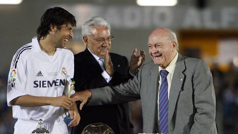 Alfredo Di Stéfano (r.) war bis ins hohe Alter regelmäßig bei seinen Real-Erben wie Raúl (l.) zu Gast