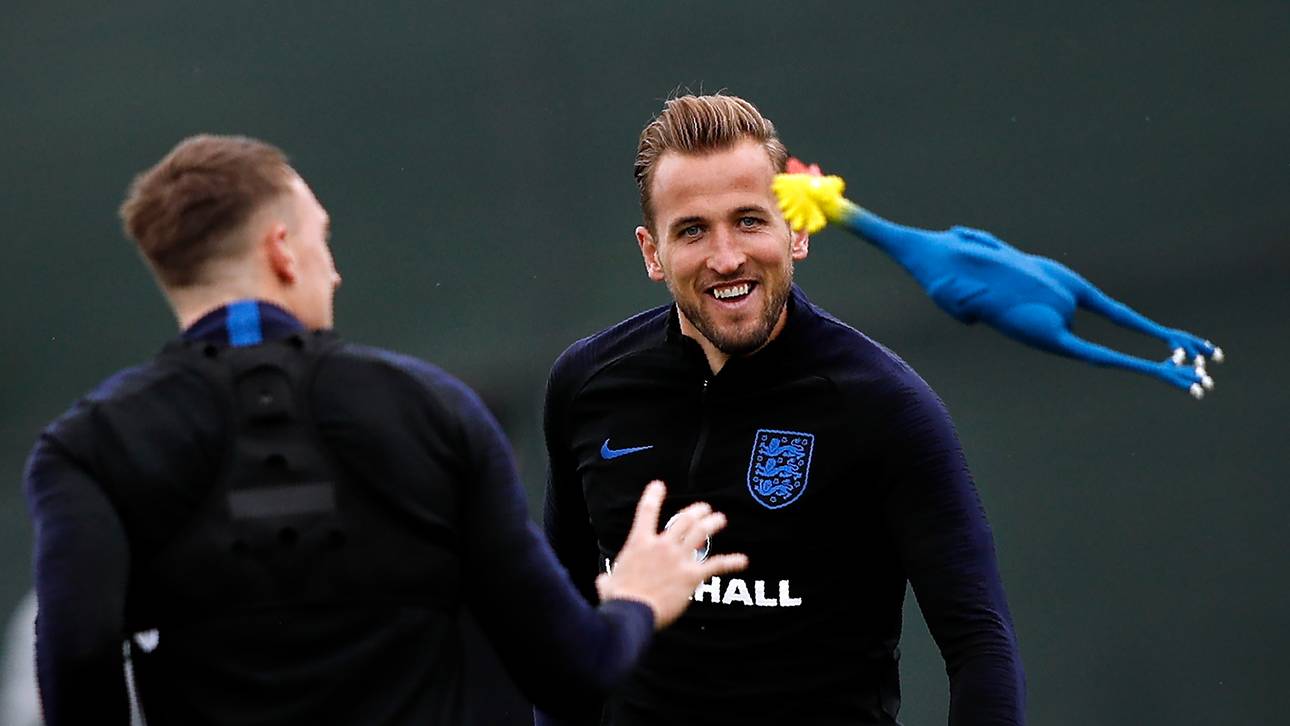 Harry Kane und Phil Jones werfen sich im Training ein Gummi-Huhn zu