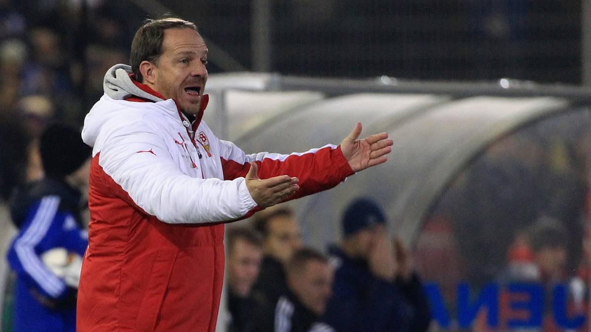 Alexander Zorniger führt das Projekt Leipzig von Liga vier in Liga zwei - dann ist für den Jahrgangsbesten von 2012 Schluss. In Stuttgart scheitert er an mangelnder Profi-Erfahrung, sowie dem sturen Festhalten an seiner Spiel-Philosophie. Aktuell trainiert er den dänischen Verein Bröndby