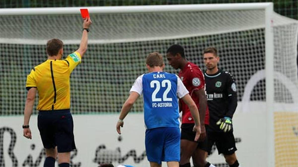 Schlechter kann es für Hannover beim FC Astoria Walldorf kaum laufen. Beim Stand von 1:0 für 96 sieht Marcelo für eine Notbremse die Rote Karte. 14 Minuten nach Wiederbeginn kassiert der Bundesligist den Ausgleich