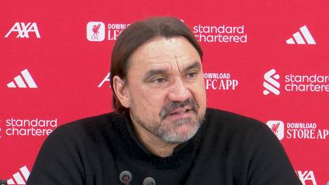 Daniel Farke erklärt vor dem Spiel gegen Manchester United die taktische Flexibilität von Leeds United. Der Trainer betont, dass Systemwechsel harte Arbeit erfordern, und lobt die Spielintelligenz seiner Mannschaft.