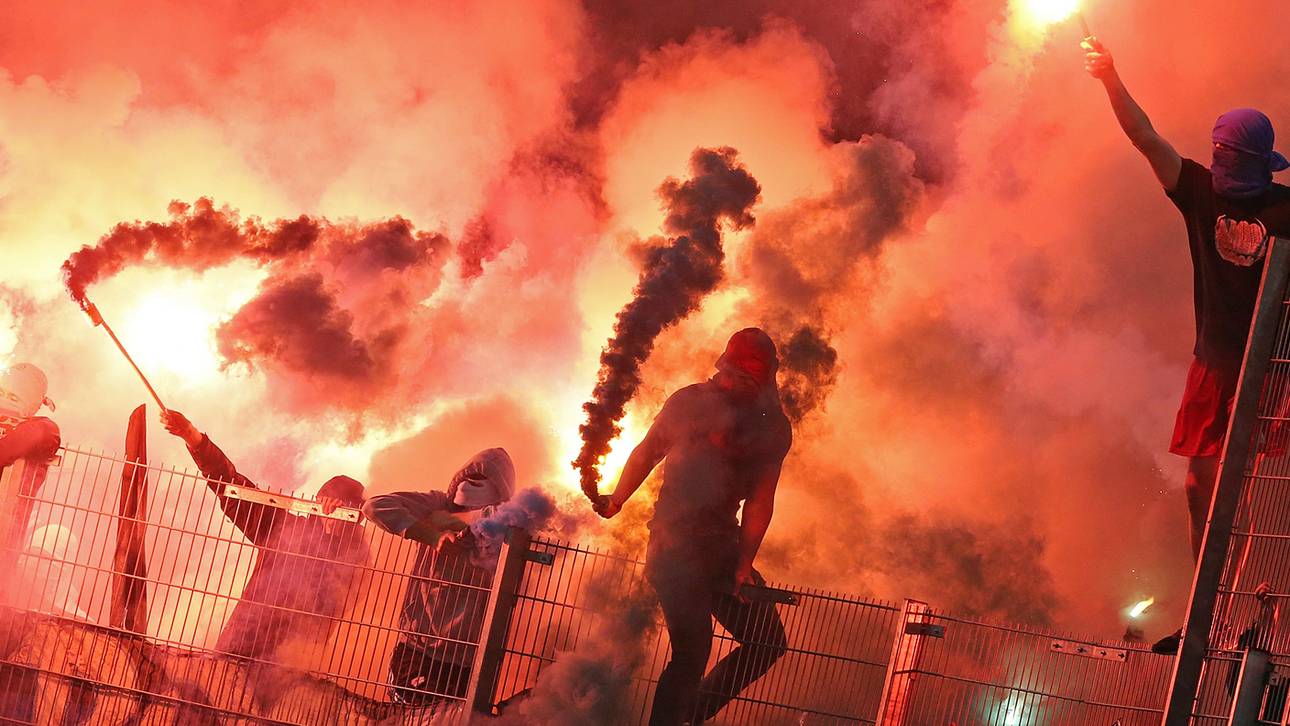 Wahnsinn beim Pokalspiel in Halle: Die HSV-Schlachtenbummler feierten auch die Tore mit Feuerwerk