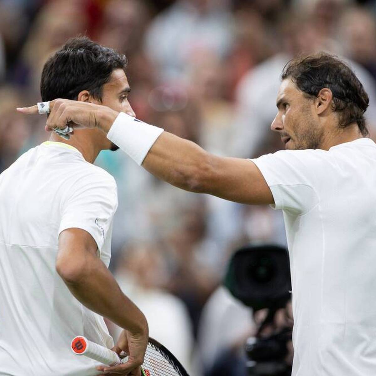 Rafael Nadal steht im Achtelfinale von Wimbledon. Beim Sieg gegen Lorenzo Sonego ist er kurz irritiert - und lässt das seinen Gegner auch wissen. Später zeigt er Reue. 