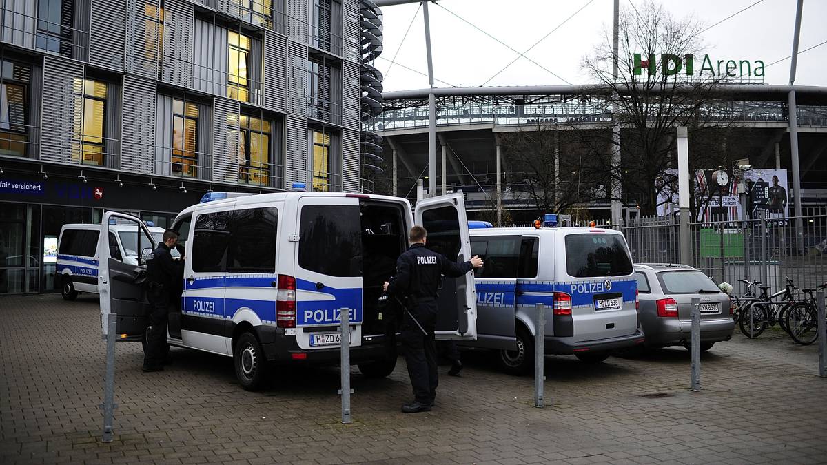 Für die Begegnung gegen den WM-Dritten aus der Niederlande wurde die höchste Sicherheitsstufe ausgerufen. Unter anderem Bundeskanzlerin Angela Merkel und weitere hochrangige Politiker hatten ihr Kommen angekündigt 