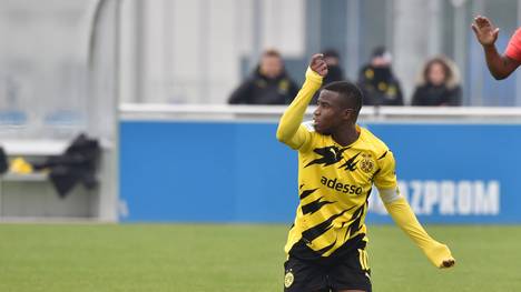 Schalke 04 hofft, die Täter der rassistischen Beleidigungen gegen den BVB-Spieler Youssoufa Moukoko ausfindig zu machen. Die Ermittlungen laufen.