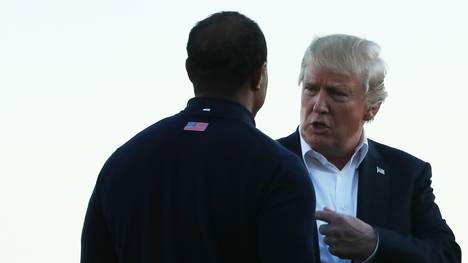 Tiger Woods (links) spielte bereits mit US-Präsident Donald Trump Golf