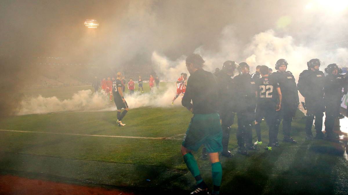Dichter Rauch umhüllt die Spieler im Belgrad-Derby