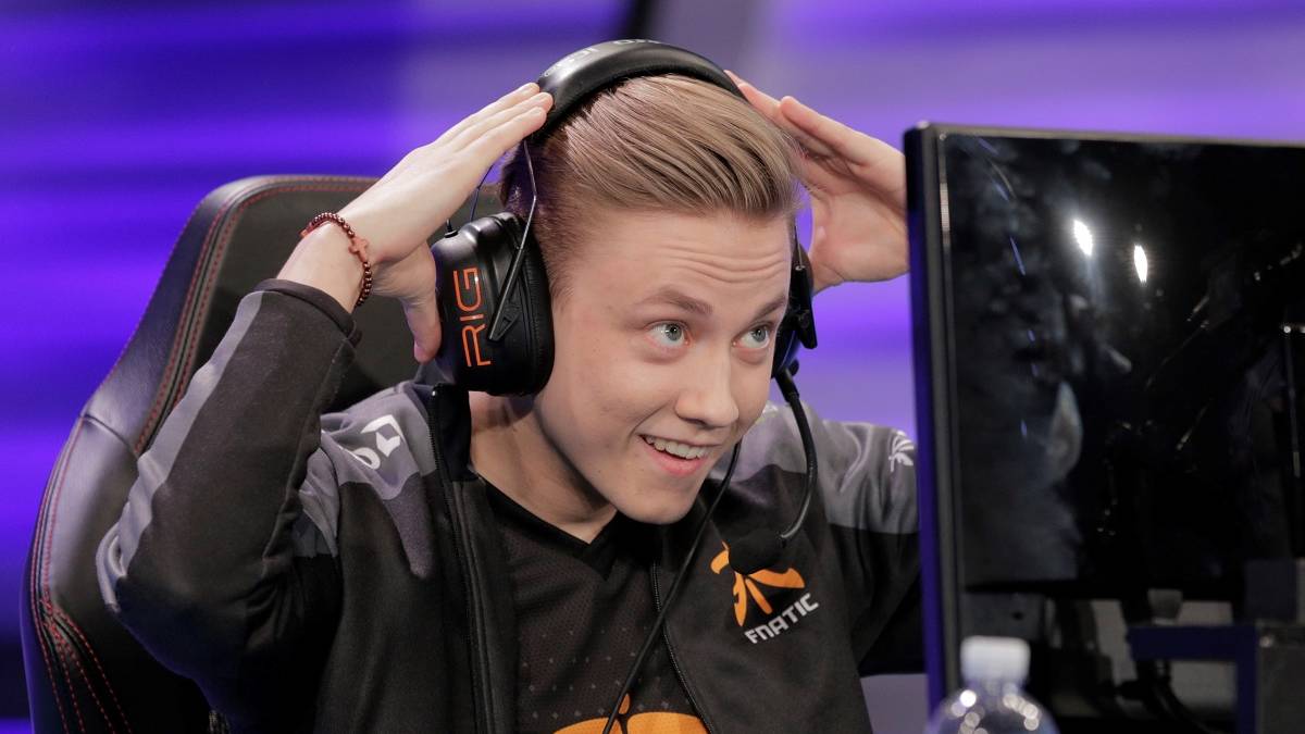 Rekkles albert vor der Partie gegen Splyce herum.