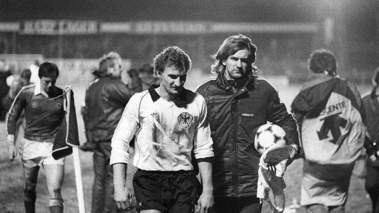 Rudi Völler (l.) gab 1982 in Belfast sein Länderspieldebüt