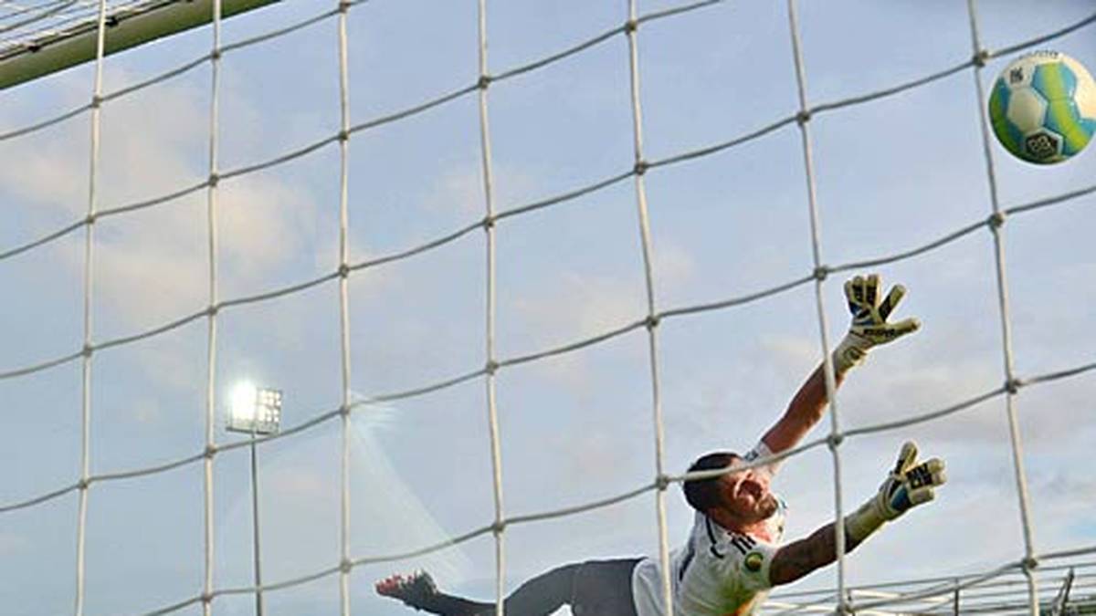 Dabei läuft zunächst alles für Mainz: Niki Zimling trifft in der 24. Minute mit einem sehenswerten Schlenzer zum 1:0...