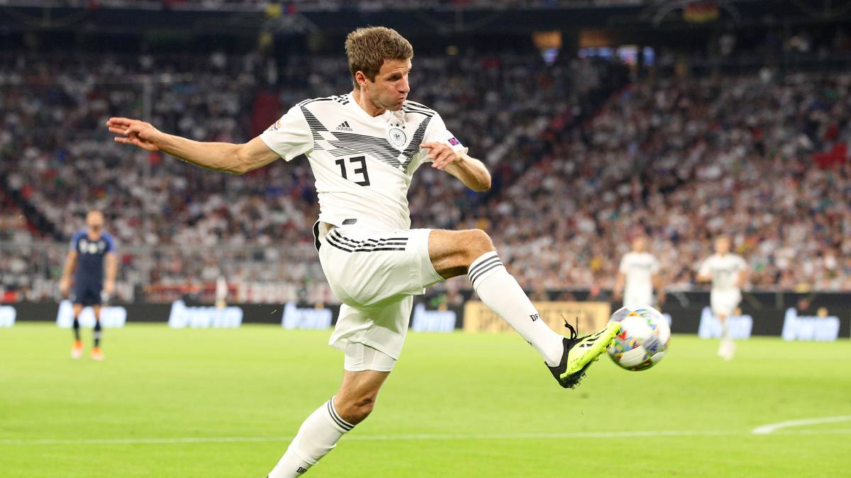 THOMAS MÜLLER: Der Münchner ist in der heimischen Allianz Arena mal links, mal rechts und mal im Sturmzentrum zu finden, hat aber in Halbzeit eins nur wenige Aktionen. Schwaches Zweikampfverhalten gegen Mbappe am eigenen Strafraum (35.), woraus eine gefährliche Flanke entsteht. Immerhin mal ein Torabschlüsschen in der 61. Minute, muss aus Hummels' Vorarbeit mehr machen (71.). Toller Schuss dann mit rechts Richtung Torwinkel (74.). SPORT1-Note: 3,5