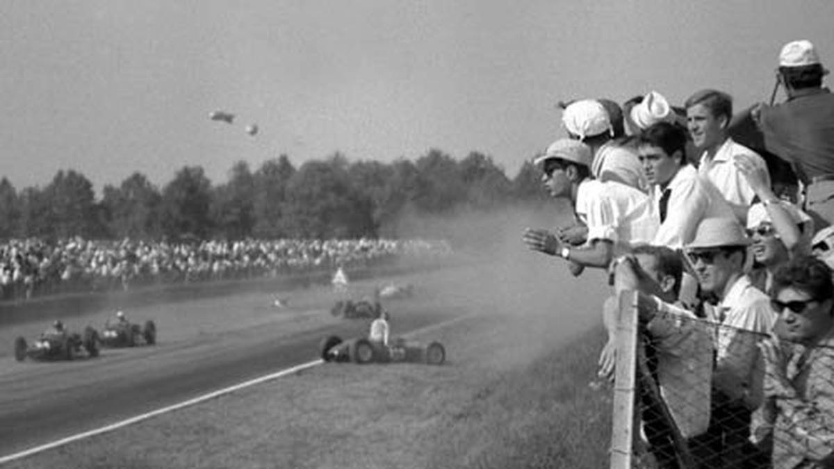 Die Geschichte der traditionsreichen Strecke hat aber auch dunkle Kapitel. 1961 verunglückte der Deutsche Wolfgang Graf Berghe von Trips beim Anbremsen auf die Parabolica tödlich. Bei dem Unfall kamen auch 15 Zuschauer ums Leben
                  