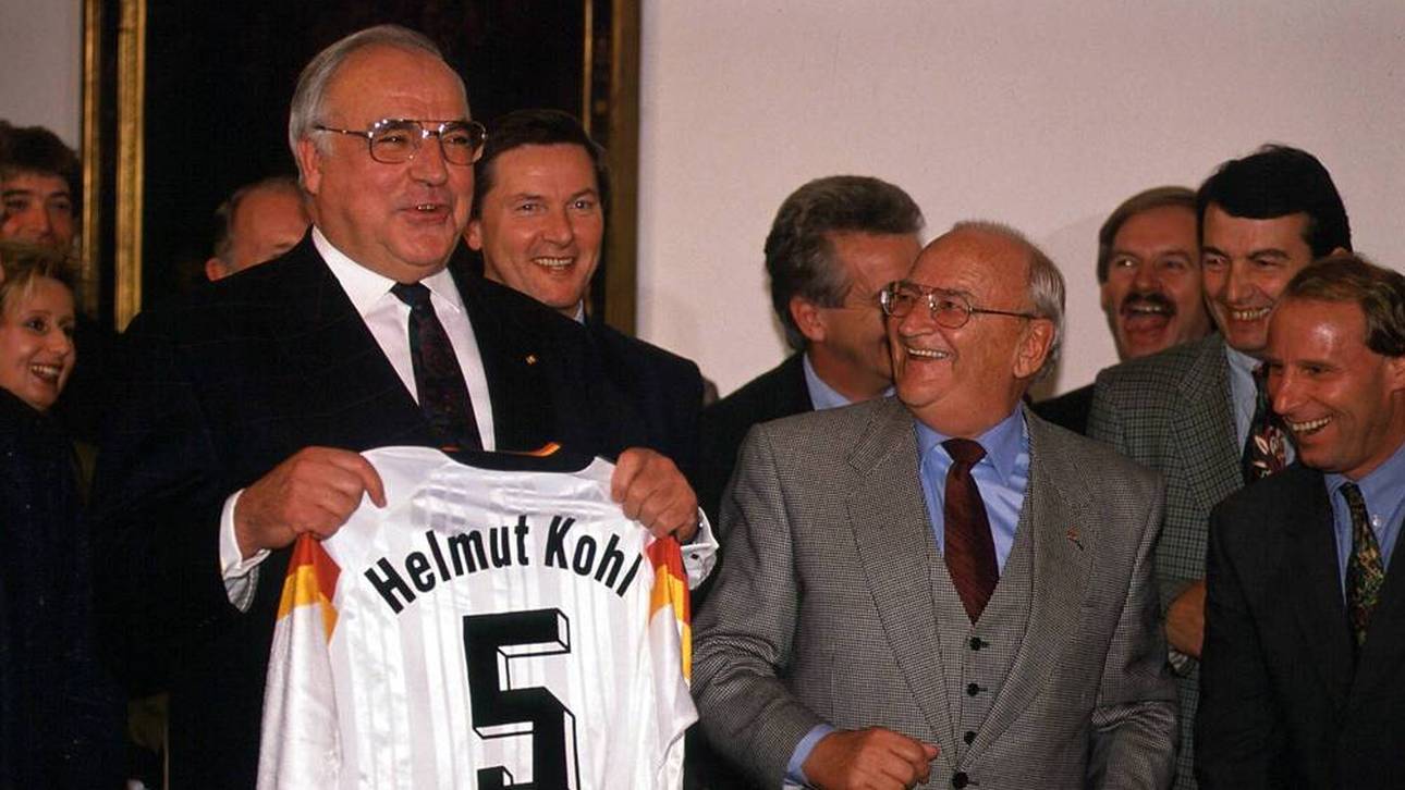 Egidius Braun (M.) und Berti Vogts bei einem Empfang bei Bundeskanzler Helmut Kohl 1997