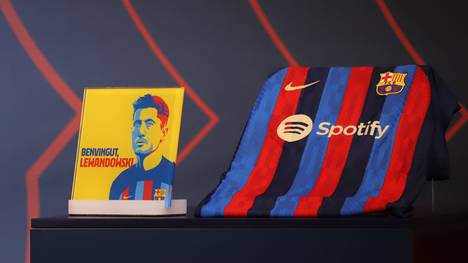 Robert Lewandowski erhält beim FC Barcelona das Trikot mit der Nummer 9