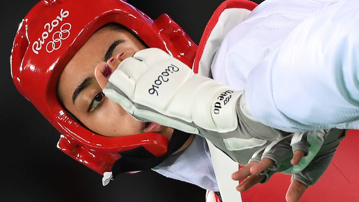 Kein schöner Anblick bietet sich der iranischen Taekwondoka Kimia Alizadeh Zenoorin. Der Fuß ihrer Gegnerin Eva Calvo Gomez kommt ihrem Gesicht bedrohlich nahe