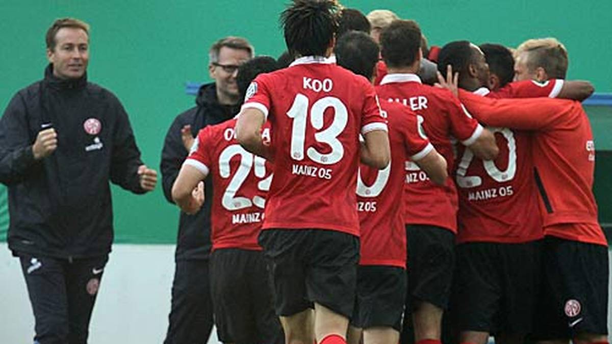 ...und wird dafür von der Mannschaft gefeiert