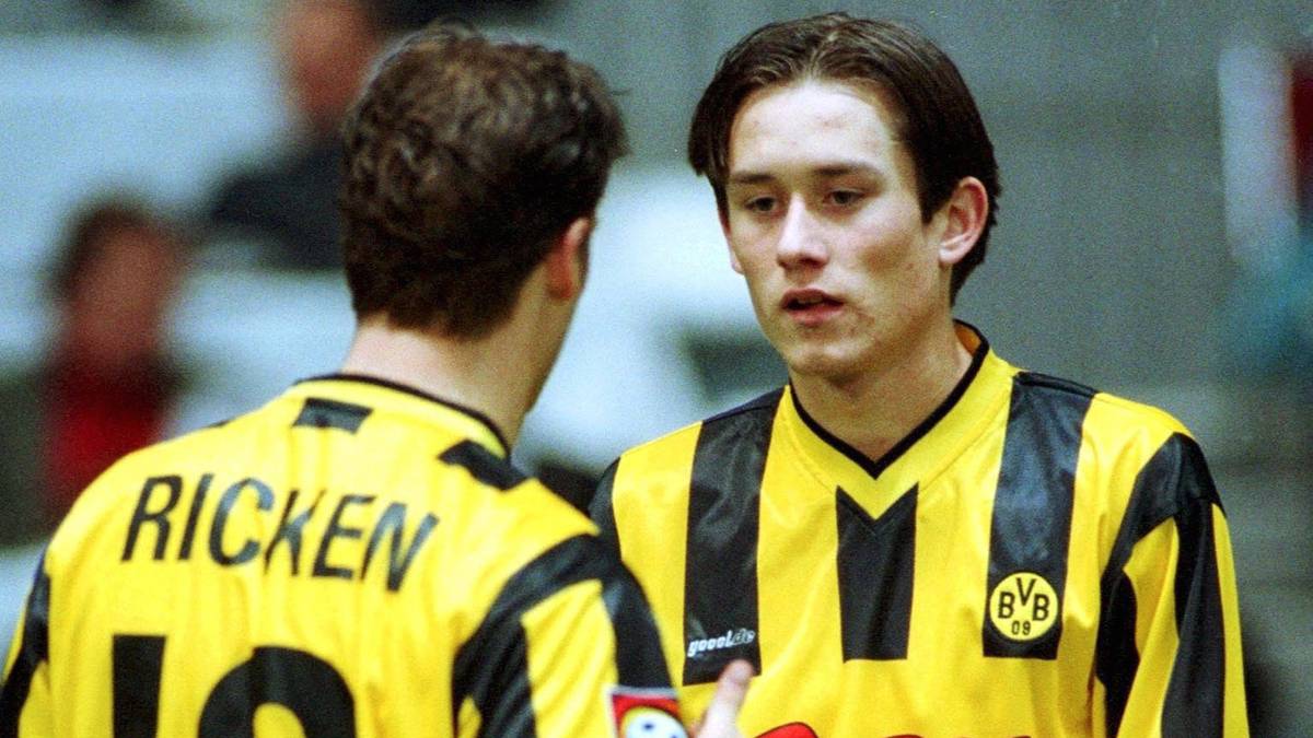 PLATZ 13 - TOMAS ROSICKY: Für 14,5 Millionen Euro wechselt der kleine Tscheche im Januar 2001 von Sparta Prag zum BVB - und führt die Dortmunder 2002 als Spielmacher zur Meisterschaft. Später wechselt er zum FC Arsenal und wird dort eine Klubikone