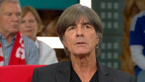 Jogi Löw spricht über das WM-Aus 2018. Für Unruhe hatte damals vor allem ein gemeinsames Foto von Mesut Özil und Ilkay Gündogan mit dem türkischen Staatspräsidenten Erdogan gesorgt.