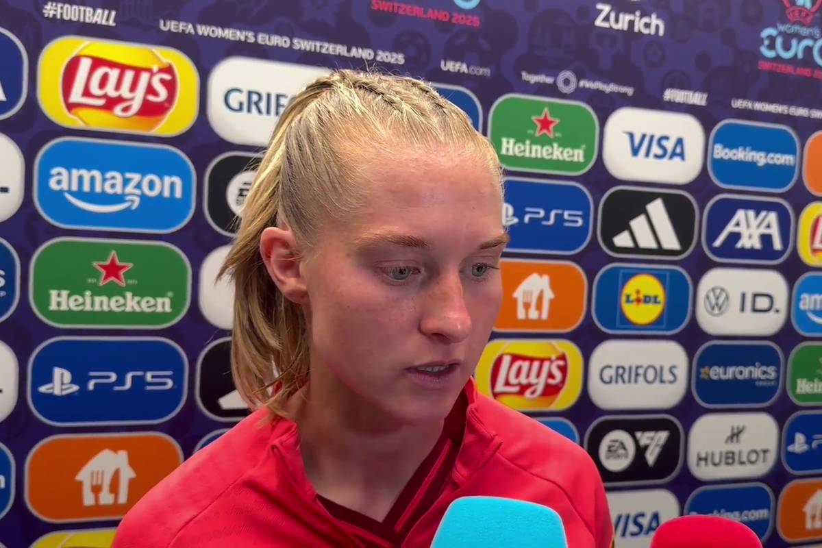 Nach der klaren Niederlage gegen Schweden bei der EM steht vor allem die offensive Ausrichtung in der Kritik. DFB-Kapitänin Janina Minge hat zu einer möglichen Systemumstellung eine klare Meinung. 