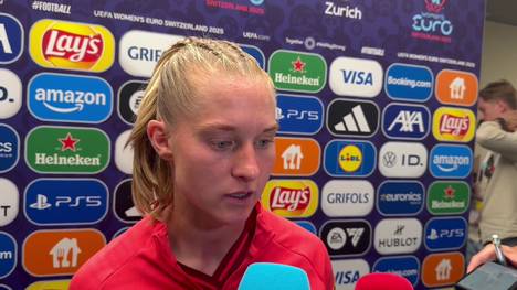 Nach der klaren Niederlage gegen Schweden bei der EM steht vor allem die offensive Ausrichtung in der Kritik. DFB-Kapitänin Janina Minge hat zu einer möglichen Systemumstellung eine klare Meinung. 