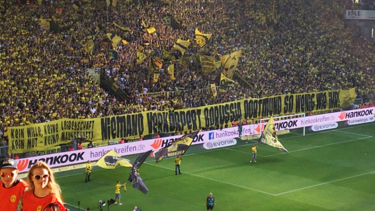 "Kein Wille, keine Leidenschaft, kein Mut, keine Mannschaft! Niemand verkörpert Borussia Dortmund so wenig wie ihr!" So empfängt die Südkurve den BVB nach der Derby-Pleite gegen Schalke