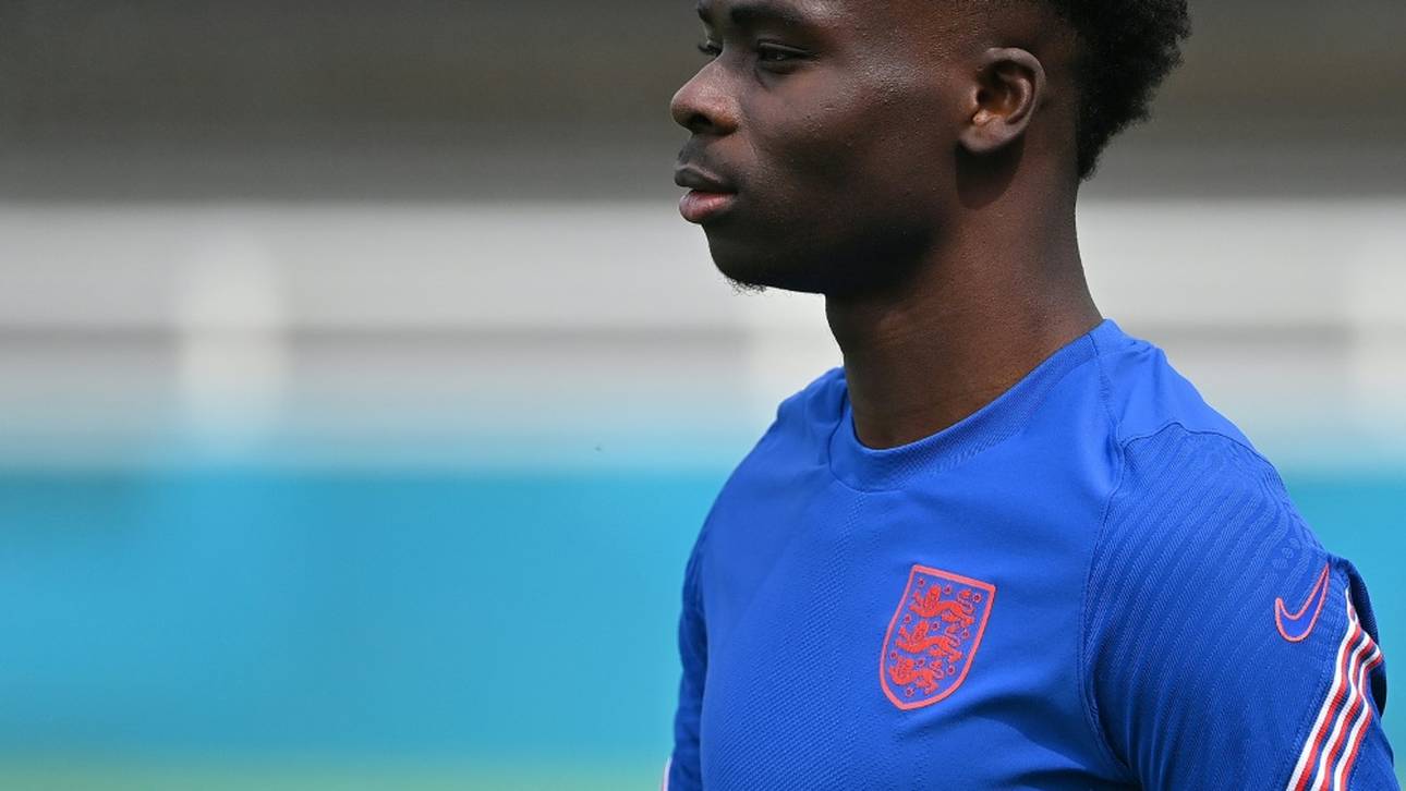 Auch Saka äußert sich: „Es gibt keinen Platz für Rassismus“