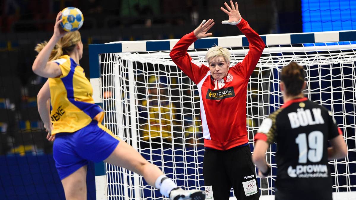 CLARA WOLTERING: Kramarczyks Kollegin zwischen den Pfosten ist Clara Woltering. Seit 14 Jahren vernagelt sie das Gehäuse der deutschen Nationalmannschaft, hat bereits 216 DHB-Einsätze auf dem Konto