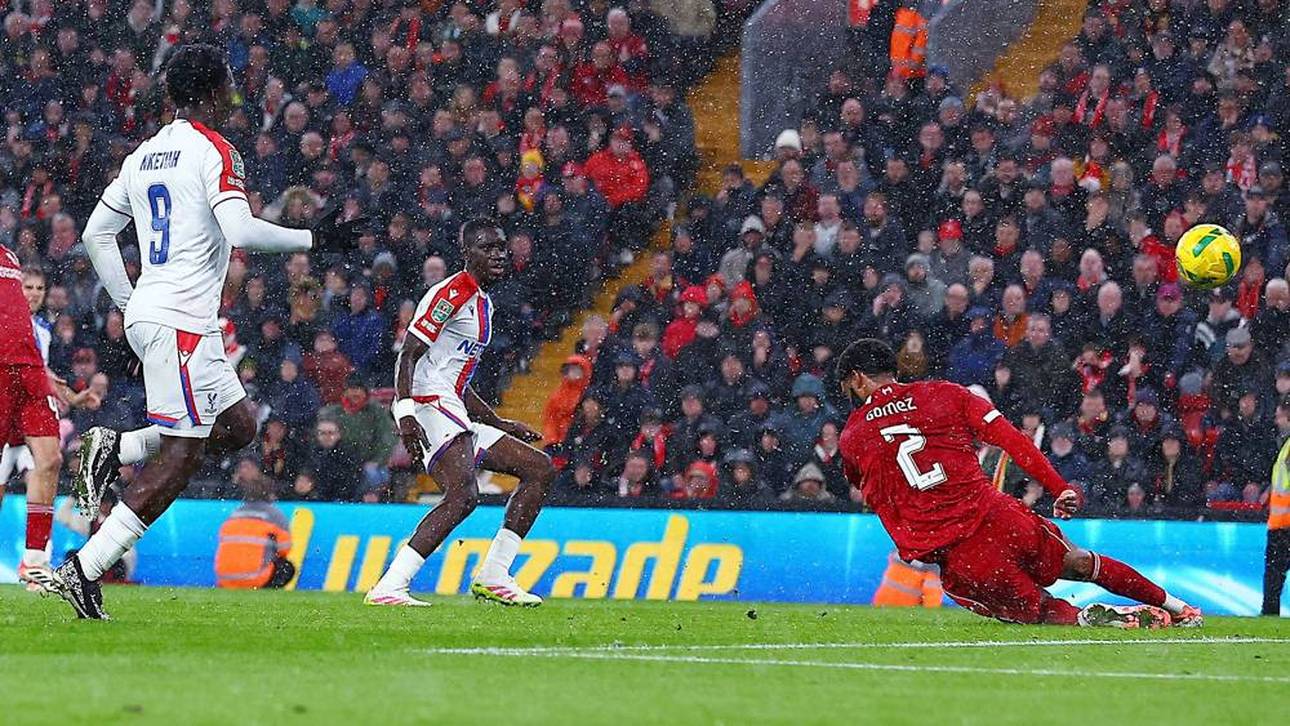 Ismaila Sarr (2.v.l.) traf kurz vor der Pause doppelt gegen Liverpool