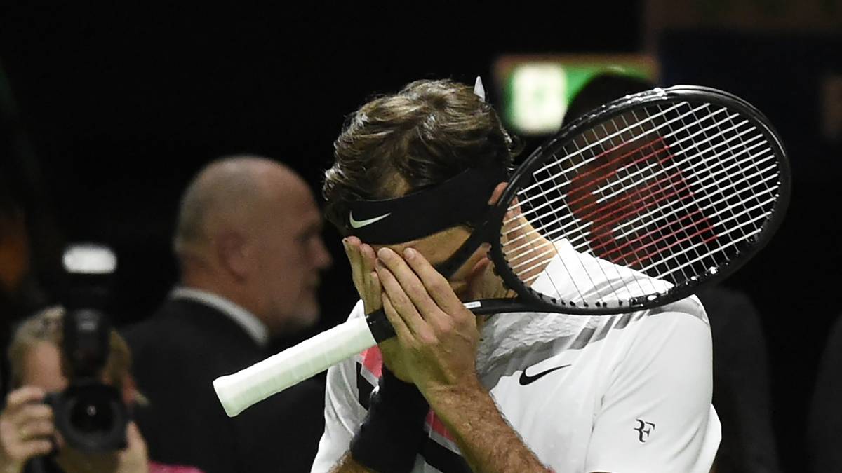 Mit 36 Jahren, sechs Monaten und elf Tagen avanciert der Eidgenosse zum ältesten Spieler, der je an der Spitze des Rankings stand. Bislang war es der US-Amerikaner Andre Agassi, der im April 2003 mit 33 Jahren und 131 Tagen das Ranking anführte