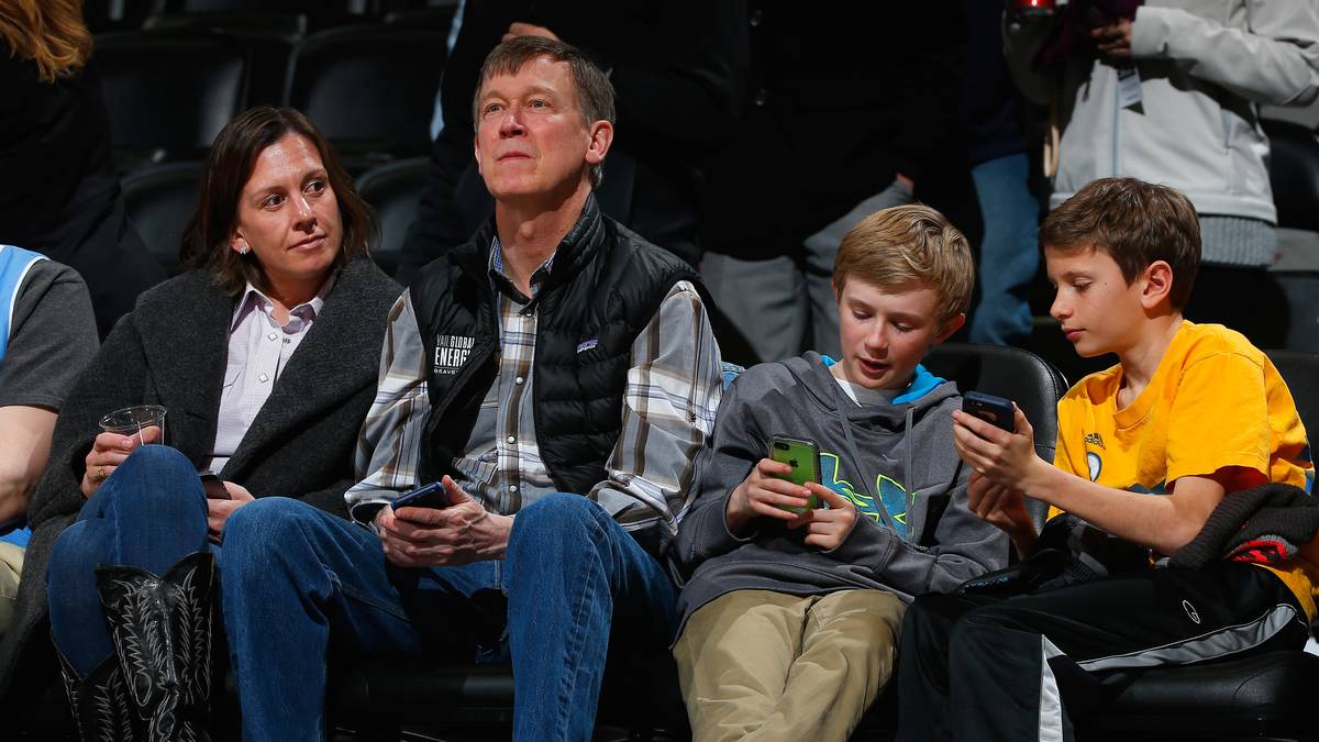 John Hickenlooper muss gar nicht so kritisch schauen. Der Gouverneur des Staates Colorado und seine Familie sehen eine gute Leistung der Nuggets