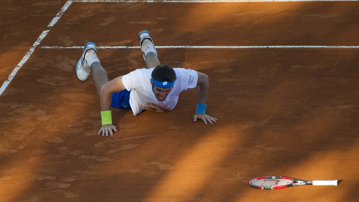 Es ist das längste Einzel in der Geschichte des Davis Cups. Beide Spieler bewegen sich stundenlang am Rand der Erschöpfung und gehen in die Tennis-Historie ein