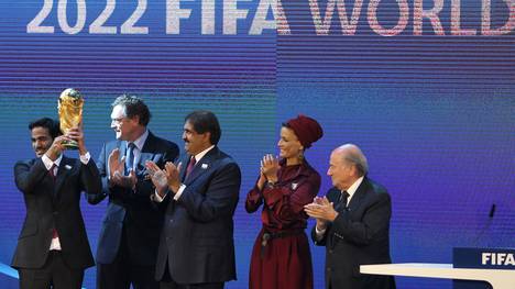 Sheikh Mohammed bin Hamad al-Thani, Generalsekretär Jerome Valcke, Emir Sheikh Hamad bin Khalifa al-Thani, Sheikha Moza und FIFA-Präsident Joseph Blatter bei der Vergabe der WM 2022