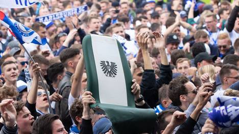 Die Fans des Karlsruher SC haben bei ihrem Platzsturm einen hohen Sachschaden verursacht