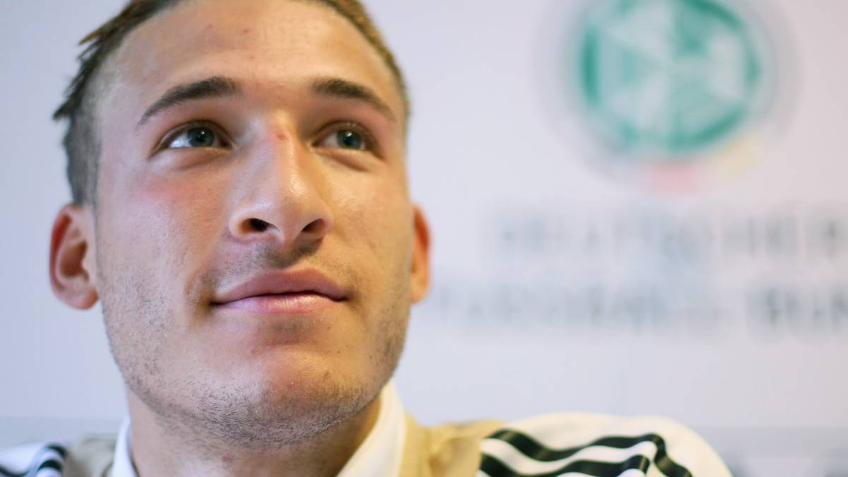 FABIAN JOHNSON: Der Ex-Löwe spielt dagegen eine wichtige Rolle beim Titelgewinn des deutschen Teams. Der Allrounder macht mit zahlreichen guten Aktionen auf sich aufmerksam und wird nach der EM prompt vom VfL Wolfsburg verpflichtet, wechselt dann zu Hoffenheim und Gladbach