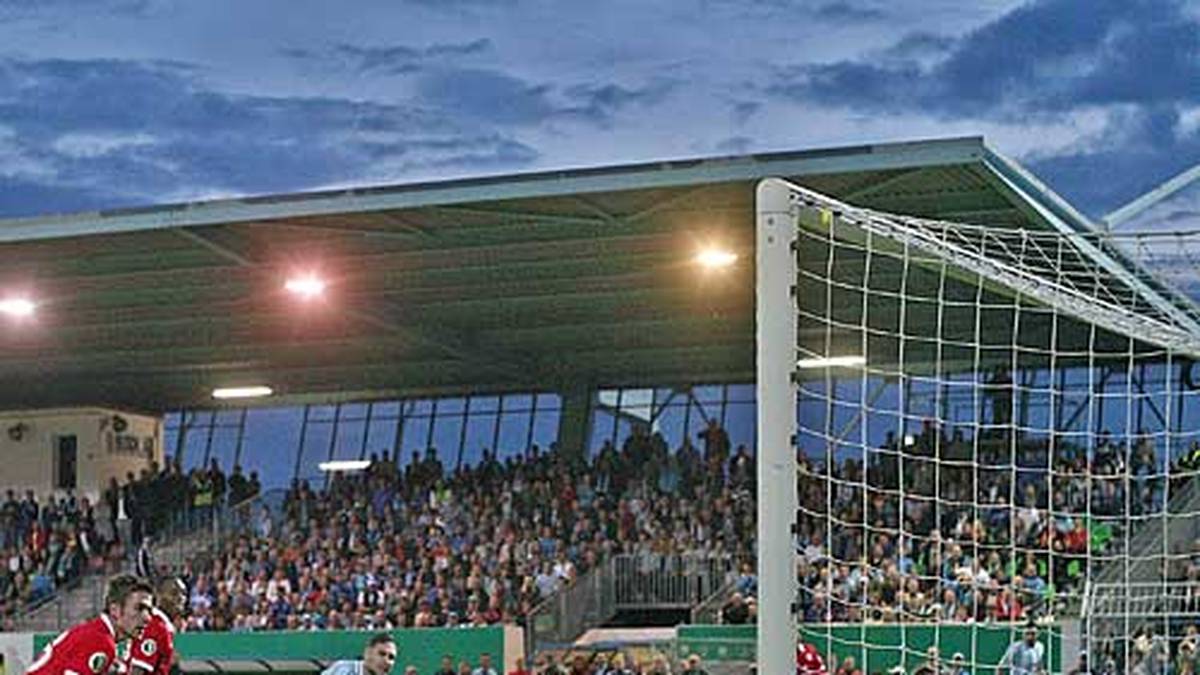 Kurz vor Schluss rettet Marcel Hofrath die Chemnitzer mit freundlicher Unterstützung des Mainzers Niko Bungert mit dem 3:3 in die Verlängerung