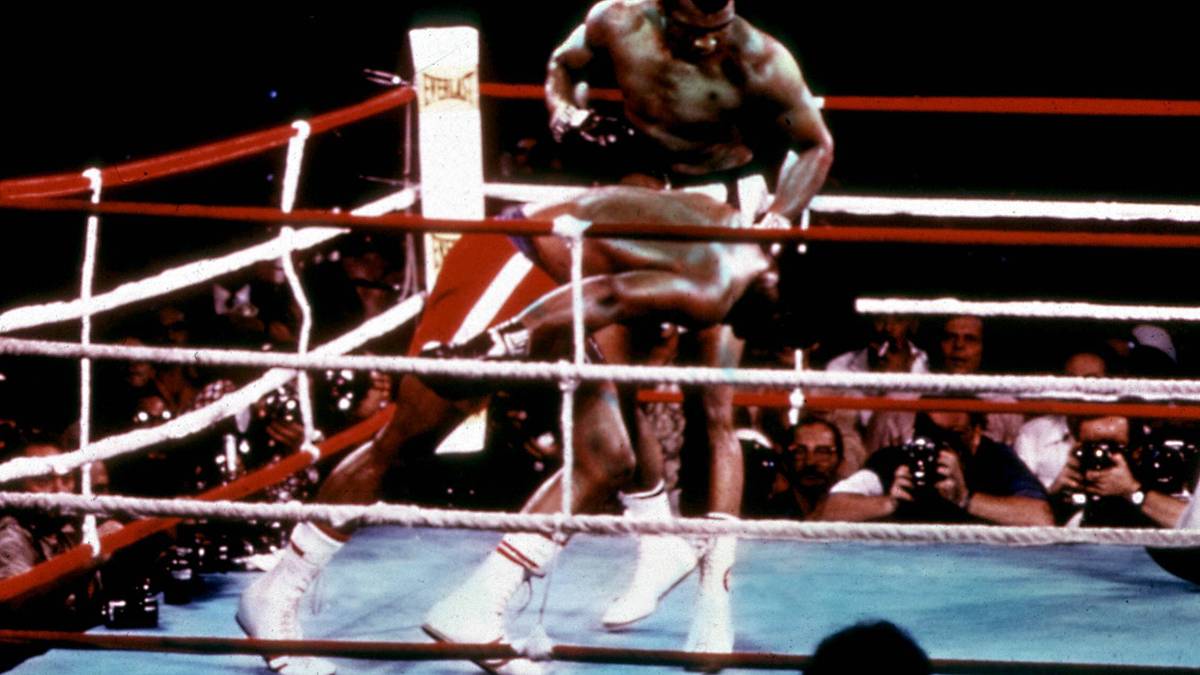 In den ersten Runden überrascht Ali Foreman mit "rope a dope", dem "Verweilen in den Seilen". Foreman verausgabt sich, während Ali die wütenden Schläge an den Seilen abfedert und seinen Gegner immer wieder fragt: "Ist das alles, George?" Foreman ist keine langen Fights gewöhnt, Ali setzt aus der Deckung immer wieder Wirkungstreffer. Ende der achten Runde riskiert Ali alles...