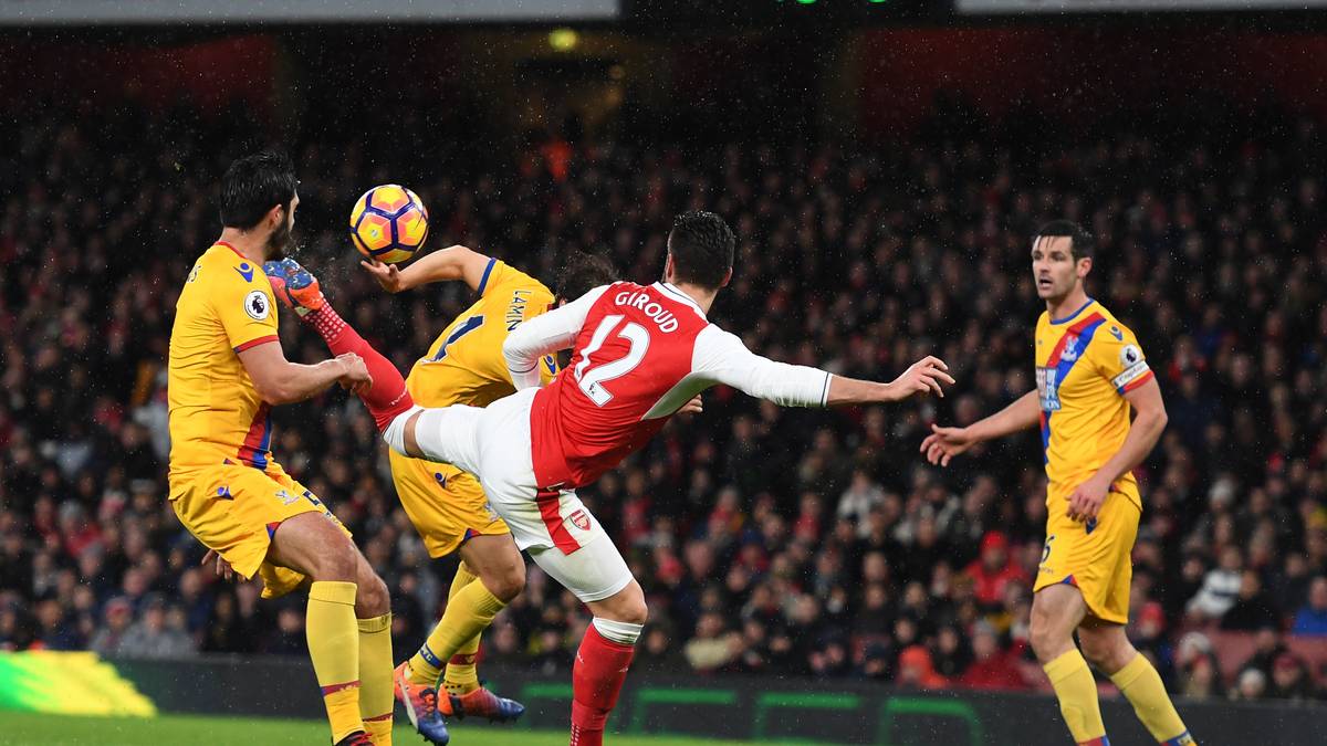 PLATZ 14 - OLIVIER GIROUD: Dem Franzosen gelingt am 1. Januar 2017 direkt das Tor des Jahres, für das er später mit dem "Puskas-Award" ausgezeichnet wird. Gegen Crystal Palaca versenkt Giroud den Ball mithilfe der Hacke - und der Unterkante der Latte