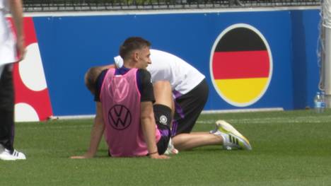 Im Reservistentraining der deutschen Nationalmannschaft gibt es einen Schreckmoment. Ein Star von Borussia Dortmund wird am Sprunggelenk getroffen und muss behandelt werden.