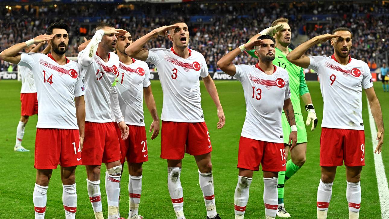 Mit dem Militärgruß feierten die türkischen Nationalspieler an der Eckfahne den Ausgleich in Frankreich
