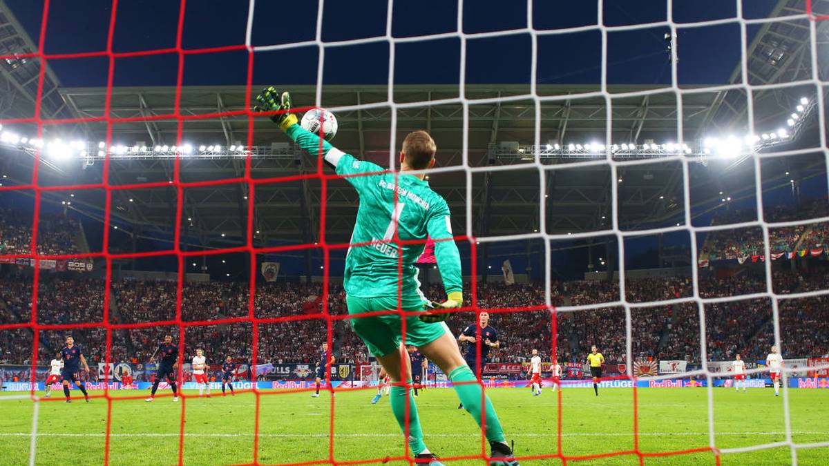 Neuer ist nach seiner von Verletzungen geprägten Vorsaison seit Monaten fit, der Nationaltorwart hat sich wieder auf sein gewohntes Niveau gehievt und überzeugt als Kapitän und Rückhalt. Mit nur 68 Prozent abgewehrter Bälle schlechter als Gegenüber Lloris (79 Prozent). Auf der Linie seit Jahren stark, mit dem Fuß noch immer einer der besten Torhüter - der entscheidende Pluspunkt gegenüber Lloris. PUNKT FÜR BAYERN, Zwischenstand: 0:1