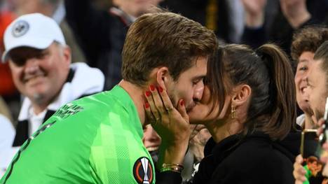 Neben den knapp 30.000 mitgereisten Eintracht-Fans hat auch Torhüter Kevin Trapp seinen treusten Fan dabei, Verlobte Izabel Goulart zeigt ihren Tag in Barcelona. 