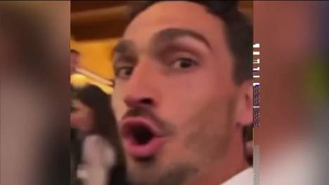 Mats Hummels traf bei seinem Besuch auf dem Münchner Oktoberfest auf einen Schalke-Fan, der sich prompt einen Spaß erlaubte und einen bekannten Schmähgesang anstimmte. 