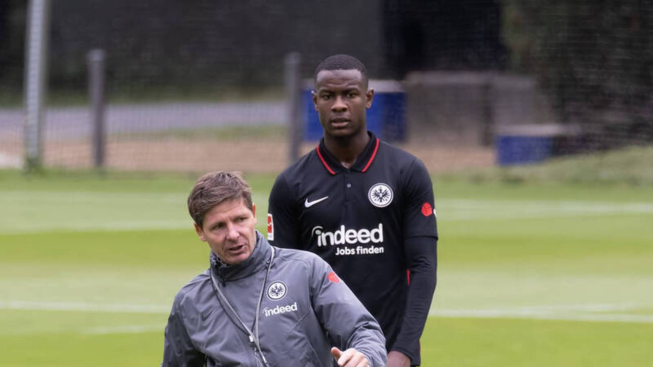 Trainer Oliver Glasner (Eintracht Frankfurt) mit Abwehrspieler Evan N'Dicka