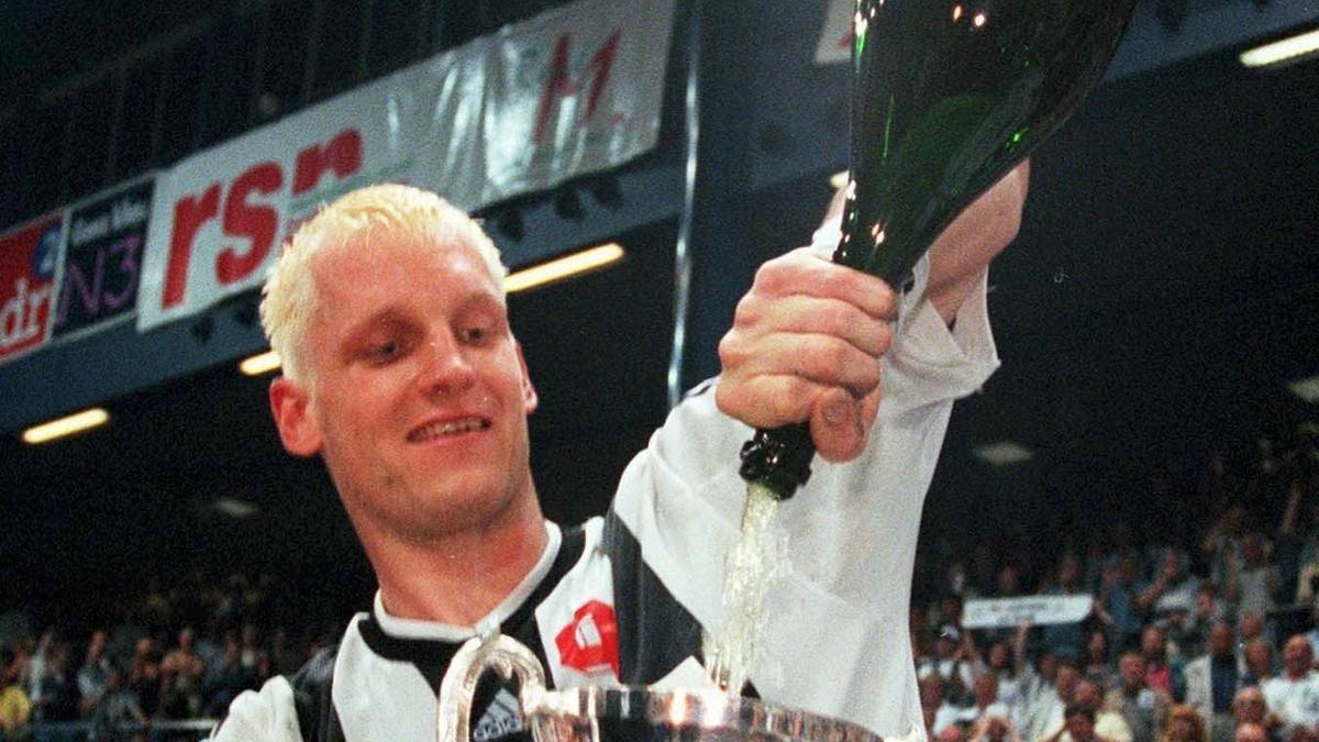 2000: Im neuen Jahrtausend wird das Titelrennen zum Herzschlagfinale. Die erste Meisterschaft im neuen Millenium wird nur durch das Torverhältnis entschieden. Kiel und Flensburg liegen nach 34 Spieltagen mit 52:16 Punkten gleichauf. Ein Team hat aber die um 17 Treffer bessere Tordifferenz. Welches? Natürlich der THW…