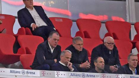 Dass Schalkes Ex-Boss Clemens Tönnies bei der Auftaktpleite in der Bundesliga gegen den FC Bayern hinter den Verantwortlichen der Königsblauen auf der Tribüne saß, kam in der Öffentlichkeit alles andere als gut an. "