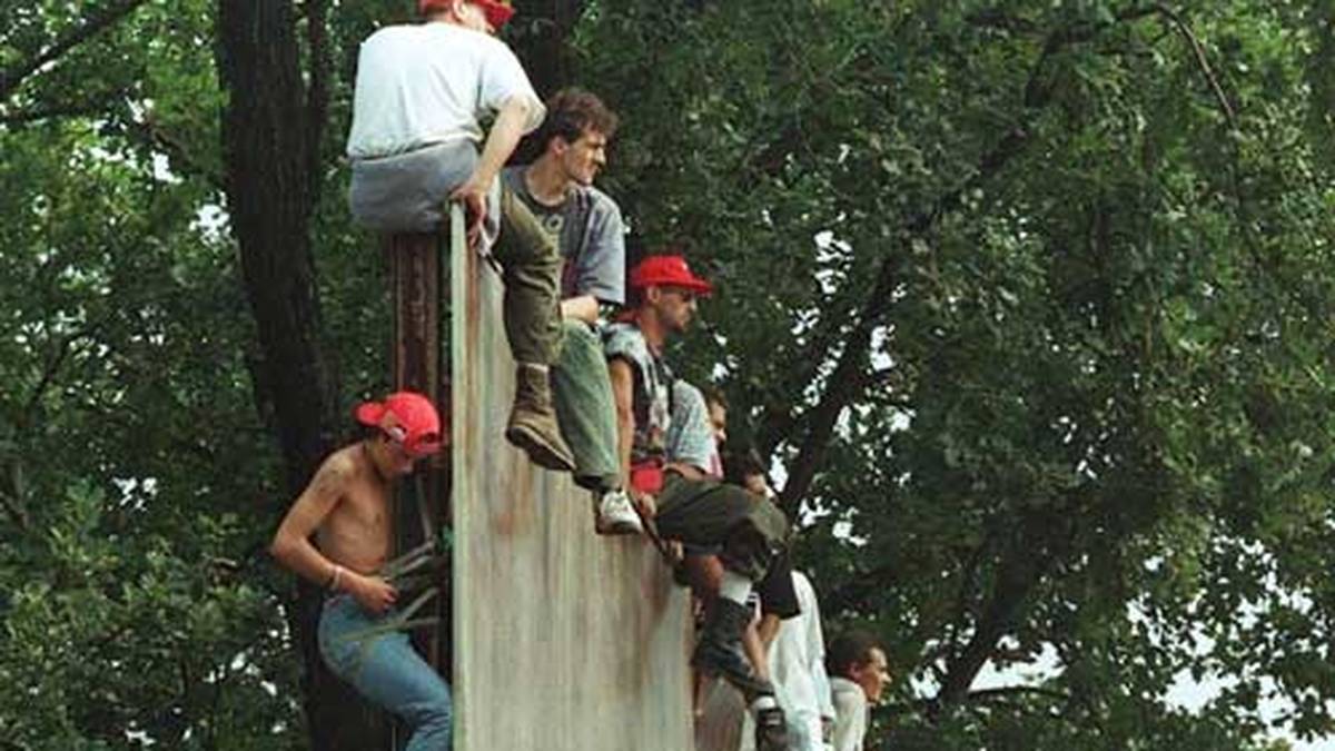 Auch wenn die Tribünen von Jahr zu Jahr größer wurden, fanden sich immer wieder auch ungewohnte Plätze für die Zuschauer - wie hier 1997
                  