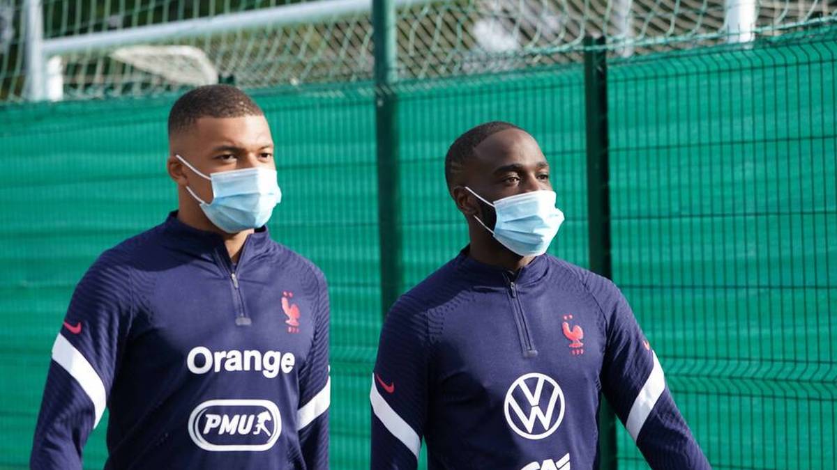 Kylian Mbappé (l.) ist schon der siebte Spieler von PSG, der sich mit Corona infiziert hat